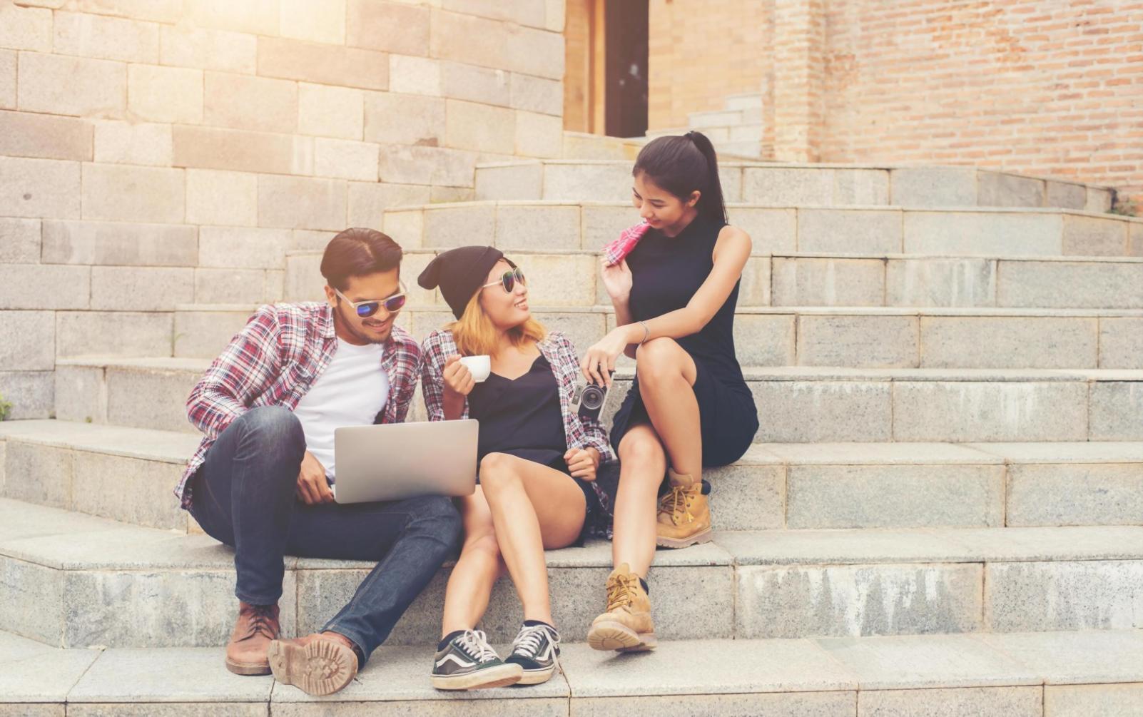 Estudiante analizando estados financieros