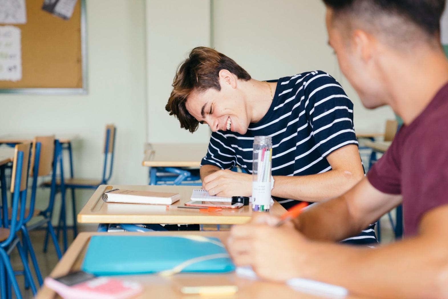 Profesional revisando documentos financieros y análisis de datos corporativos