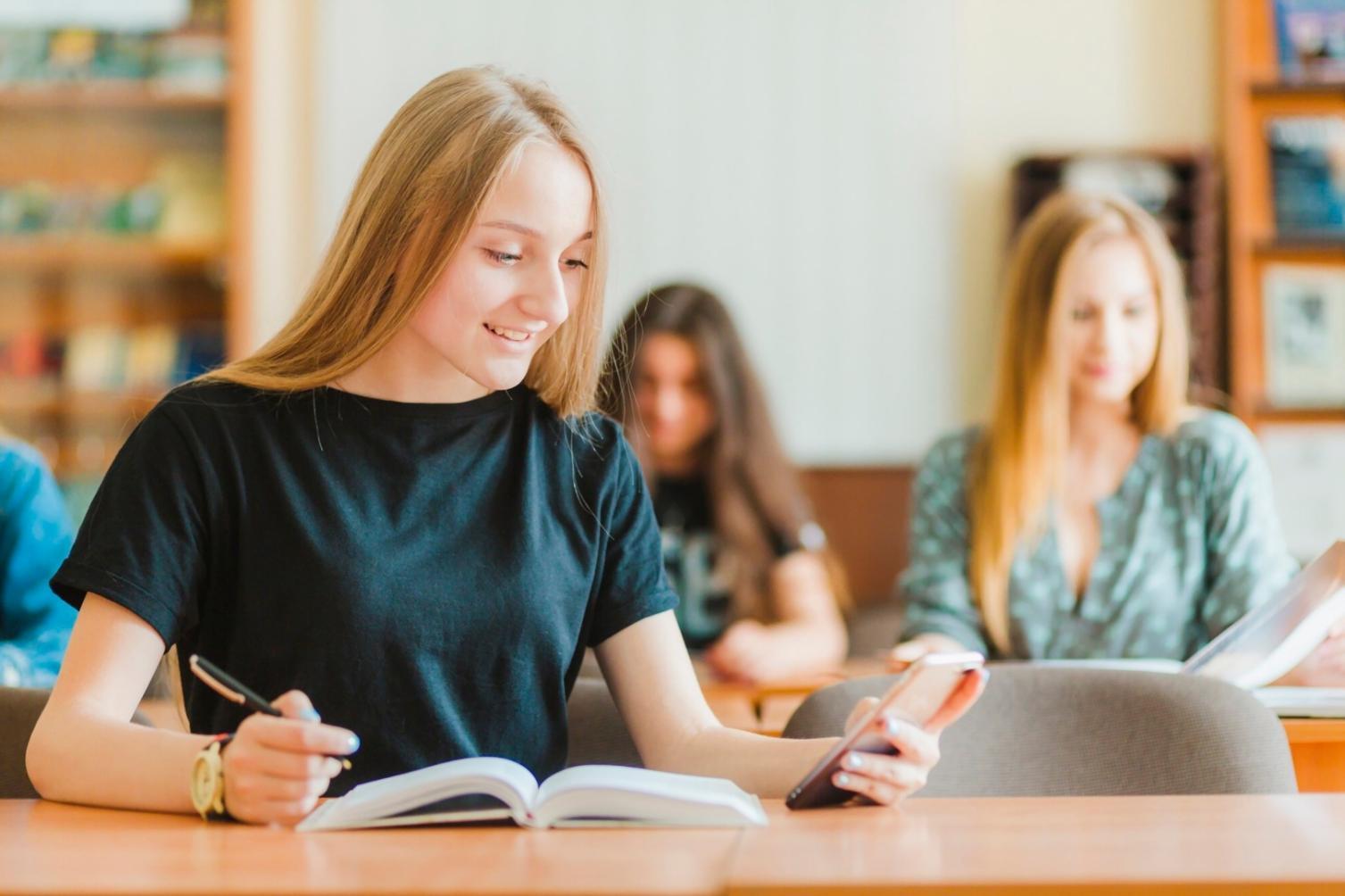 Analista trabajando con modelos financieros avanzados